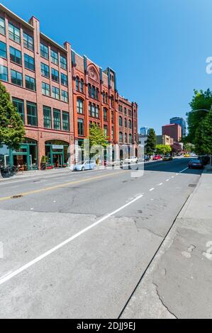 Szene von der 1st Avenue in der Nähe der Battery Street in Belltown, Seattle, Washington. Beinhaltet das Belltown Bistro, jetzt das Belltown Pub. Stockfoto