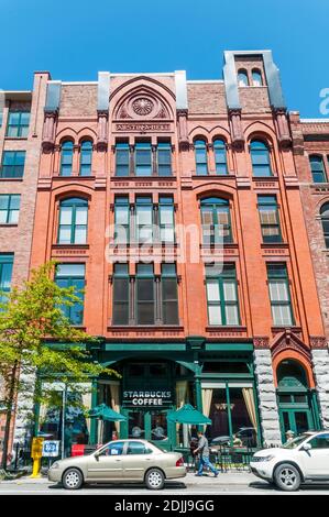 Szene von der 1st Avenue in der Nähe der Battery Street in Belltown, Seattle, Washington. Beinhaltet das Belltown Bistro, jetzt das Belltown Pub. Stockfoto