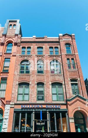 Szene von der 1st Avenue in der Nähe der Battery Street in Belltown, Seattle, Washington. Beinhaltet das Belltown Bistro, jetzt das Belltown Pub. Stockfoto