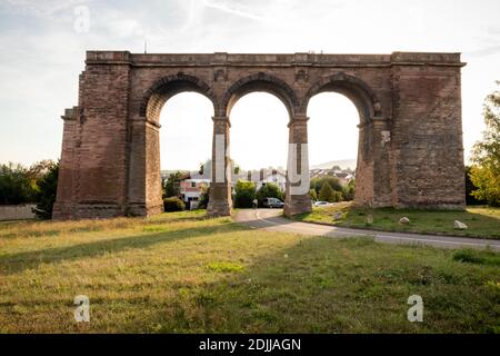 Überbleibsel der Marnheimer Brücke, einer alten Eisenbahnbrücke bei Marnheim, Deutschland an einem Sommernachmittag. Stockfoto