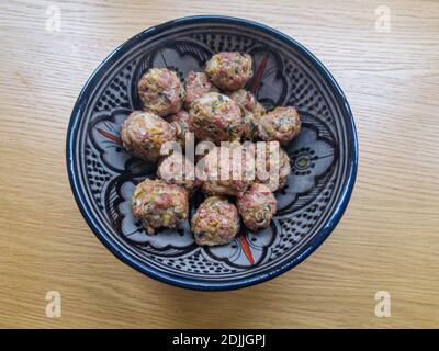 Marokkanische Kefta Fleischbällchen in einer traditionellen Schüssel in Marokko Auf einem Holztisch Stockfoto