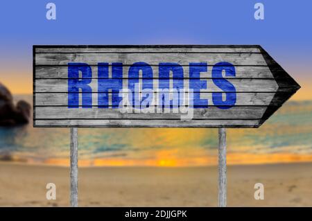 Rhodos Holzschild mit Strand Hintergrund Stockfoto