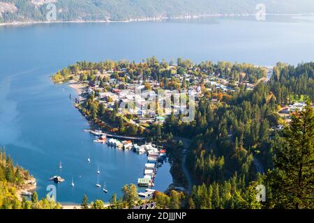 Kaslo ist ein Dorf in der West Kootenay Region von British Columbia, Kanada, am Westufer des Kootenay Lake. Blick vom Aussichtspunkt Kaslo Stockfoto