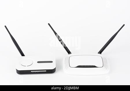 Zwei WLAN-Router, Wireless-Geräte mit einer und zwei Antennen auf weißem Hintergrund. Stockfoto