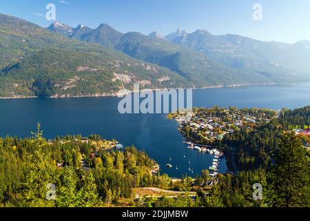 Kaslo ist ein Dorf in der West Kootenay Region von British Columbia, Kanada, am Westufer des Kootenay Lake. Blick vom Aussichtspunkt Kaslo Stockfoto