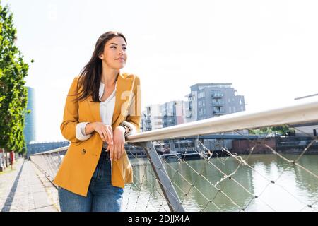 Junge Frau mit langen Haaren in der Stadt, Porträt Stockfoto