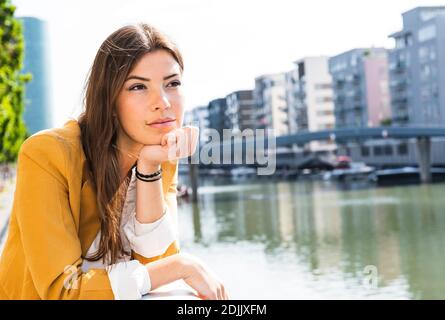 Junge Frau mit langen Haaren in der Stadt, Porträt Stockfoto