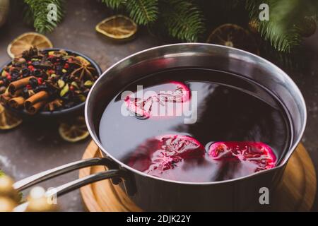 Traditionelle Rezepten von Glühwein machten den neuen Weg Stockfoto