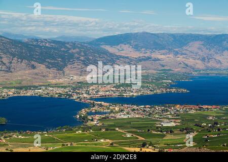 Blick auf die kleine Stadt Osoyoos und den Osoyoos See im Okanagan Valley, British Columbia, Kanada. Stockfoto