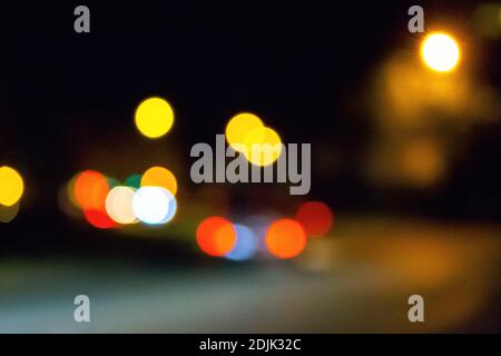 Ampel auf den Nachtstraßen. Städtischer Hintergrund mit Bokeh-Effekt Stockfoto