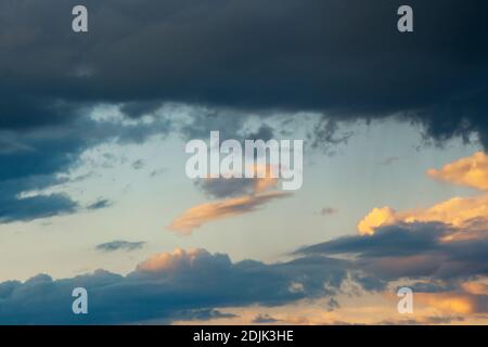 Glühende Wolken am Abendhimmel. Schöner Naturhintergrund Stockfoto