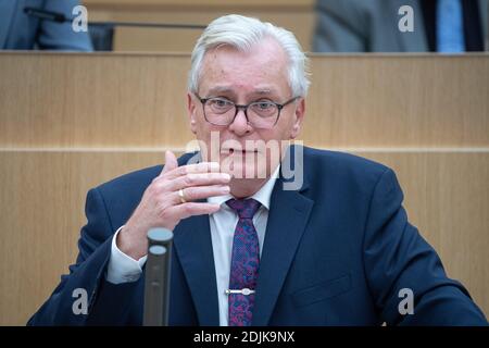 14. Dezember 2020, Baden-Württemberg, Stuttgart: Bernd Gögel, Vorsitzender der AfD-Fraktion im landtag Baden-Württemberg, spricht in einer Sondersitzung des landtags Baden-Württemberg über die Koronaentscheidungen von Bund und Ländern. Bundeskanzlerin und Staatspräsident haben ab dem 16. Dezember eine harte landesweite Sperre beschlossen. Foto: Sebastian Gollnow/dpa Stockfoto