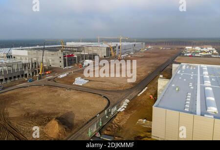 12. Dezember 2020, Brandenburg, Grünheide: Die Baustelle Tesla Gigafactory (Luftaufnahme mit Drohne). Ab Juli 2021 sollen im Werk maximal 500,000 Fahrzeuge pro Jahr vom Fließband Rollen - und nach den Plänen des Automobilherstellers soll das Maximum so schnell wie möglich erreicht werden. Der US-amerikanische Elektroauto-Hersteller erwartet, dass bis zu 10,500 Mitarbeiter in seinem geplanten ersten Werk in Europa zunächst Schichten arbeiten. Foto: Patrick Pleul/dpa-Zentralbild/ZB Stockfoto