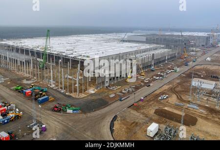 12. Dezember 2020, Brandenburg, Grünheide: Die Baustelle Tesla Gigafactory (Luftaufnahme mit Drohne). Ab Juli 2021 sollen im Werk maximal 500,000 Fahrzeuge pro Jahr vom Fließband Rollen - und nach den Plänen des Automobilherstellers soll das Maximum so schnell wie möglich erreicht werden. Der US-amerikanische Elektroauto-Hersteller erwartet, dass bis zu 10,500 Mitarbeiter in seinem geplanten ersten Werk in Europa zunächst Schichten arbeiten. Foto: Patrick Pleul/dpa-Zentralbild/ZB Stockfoto