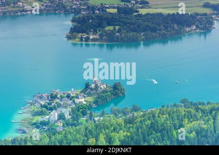 Das charmante Dorf Maria Worth am Worthersee, Blick vom Pyramidenkogel, dem höchsten hölzernen Aussichtsturm der Welt, berühmte Touristen Stockfoto