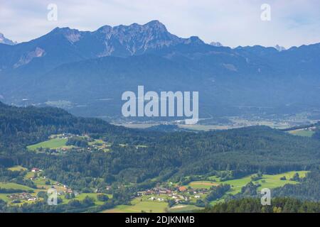 Charmantes Dorf umgeben von Bergen, Blick vom Pyramidenkogel, dem höchsten hölzernen Aussichtsturm der Welt, berühmte Touristenattraktion am t Stockfoto