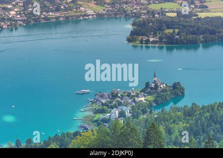 Das charmante Dorf Maria Worth am Worthersee, Blick vom Pyramidenkogel, dem höchsten hölzernen Aussichtsturm der Welt, berühmte Touristen Stockfoto