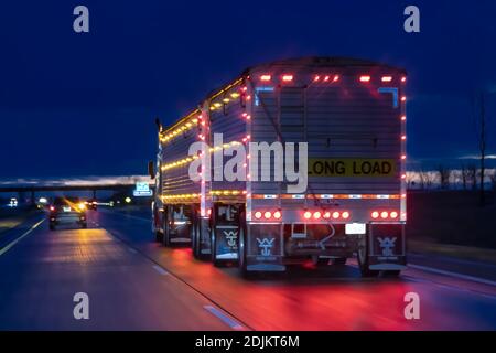 Reisen auf der Interstate 94 in einem späten Herbst regnerischen Vordämmerung durch North Dakota, USA [Keine Eigentumsfreigabe; nur für redaktionelle Lizenz verfügbar Stockfoto