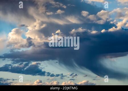 Wolken mit Virga über der Prärie entlang des I 94 Korridors durch das südliche Minnesota, USA Stockfoto