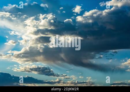 Wolken mit Virga über der Prärie entlang des I 94 Korridors durch das südliche Minnesota, USA Stockfoto