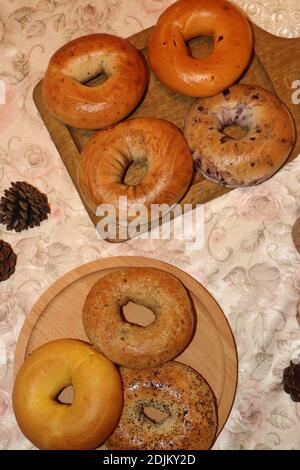 Frisch gebackene Bagels auf dem Tisch gestapelt Stockfoto