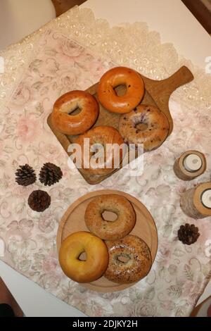Frisch gebackene Bagels auf dem Tisch gestapelt Stockfoto