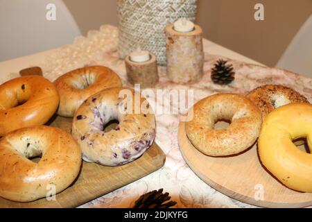 Frisch gebackene Bagels auf dem Tisch gestapelt Stockfoto