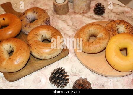 Frisch gebackene Bagels auf dem Tisch gestapelt Stockfoto