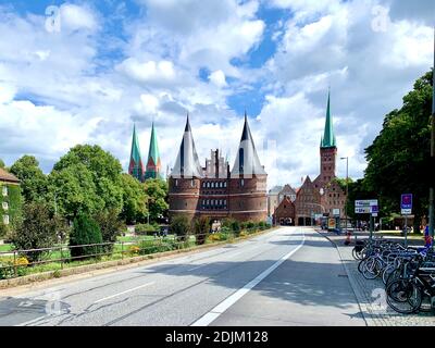 Das Holstentor in Lübeck, links hinter den Doppeltüren der Marienkirche, rechts hinter dem Turm der Paulskirche mit dem historischen Salzspeicher Stockfoto