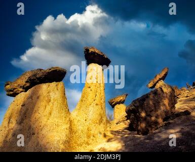 Balancing rocks. In der Nähe von Lake Billy Chinook, Oregon. Stockfoto