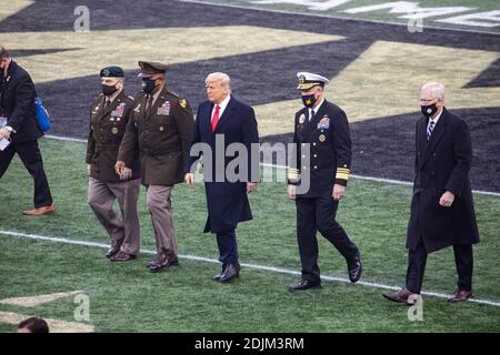 US-Präsident Donald Trump geht aus für die Münze werfen, um das 121. Armee-Navy Fußballspiel im Michie Stadium zu starten 12. Dezember 2019 in West Point, New York. Auf der Seite des Präsidenten sind links nach rechts: Vorsitzender der Joint Chiefs General Mark Milley, LT. General Darryl Williams, Superintendent der U.S. Military Academy, ADM. Sean Buck, Superintendent der U.S. Naval Academy und amtierender Verteidigungsminister Christopher Miller. Stockfoto