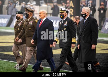 US-Präsident Donald Trump geht aus für die Münze werfen, um das 121. Armee-Navy Fußballspiel im Michie Stadium zu starten 12. Dezember 2019 in West Point, New York. Auf der Seite des Präsidenten sind links nach rechts: Vorsitzender der Joint Chiefs General Mark Milley, LT. General Darryl Williams, Superintendent der U.S. Military Academy, ADM. Sean Buck, Superintendent der U.S. Naval Academy und amtierender Verteidigungsminister Christopher Miller. Stockfoto