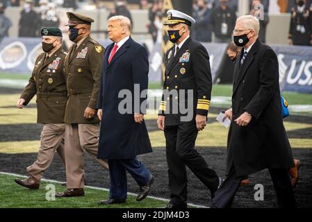 US-Präsident Donald Trump geht aus für die Münze werfen, um das 121. Armee-Navy Fußballspiel im Michie Stadium zu starten 12. Dezember 2019 in West Point, New York. Auf der Seite des Präsidenten sind links nach rechts: Vorsitzender der Joint Chiefs General Mark Milley, LT. General Darryl Williams, Superintendent der U.S. Military Academy, ADM. Sean Buck, Superintendent der U.S. Naval Academy und amtierender Verteidigungsminister Christopher Miller. Stockfoto