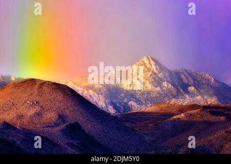 Regenbogen über Eastern Sierra Mountains in der Nähe von Bishop, Kalifornien Stockfoto