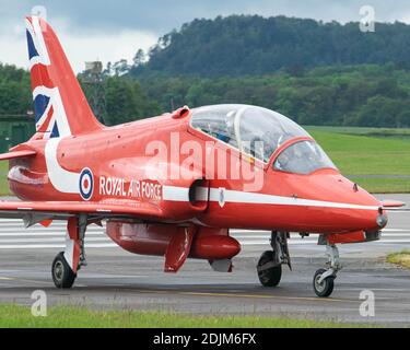 Ein RAF Red Arrows Jet Taxis von der Start- und Landebahn in RAF Shawbury, Shropshire Stockfoto