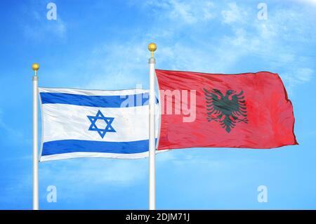 Israel und Albanien zwei Flaggen auf Fahnenmasten und blau bewölkt Himmel Stockfoto