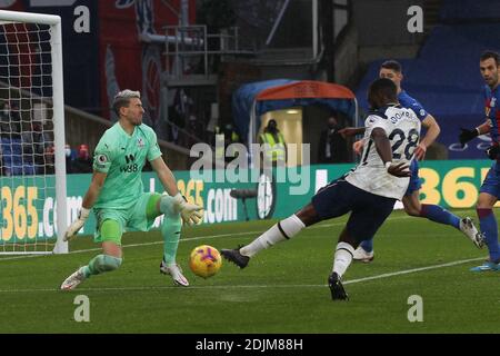 London, Großbritannien. Dezember 2020. Crystal Palace Torhüter Vicente Guaita rettet sich vor einem Schuss von Tanguy NDombèlé von Tottenham Hotspur während des Premier League-Spiels zwischen Crystal Palace und Tottenham Hotspur im Selhurst Park, London, England am 13. Dezember 2020. Foto von Ken Sparks. Nur redaktionelle Verwendung, Lizenz für kommerzielle Nutzung erforderlich. Keine Verwendung bei Wetten, Spielen oder Veröffentlichungen einzelner Vereine/Vereine/Spieler. Kredit: UK Sports Pics Ltd/Alamy Live Nachrichten Stockfoto