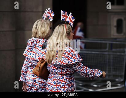 GROSSBRITANNIEN / England / London /Womann trägt Kleidung unter der Unionsflagge während des Diamond Jubilee Buckingham Palace Concert am 4. Juni 2012 in London, Stockfoto