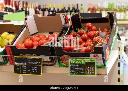 Lebensmittelgeschäft, Gemüse in Kisten, Ecke Shop Stockfoto