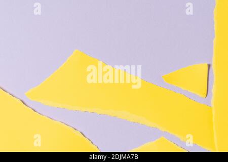 Zerrissene gelbe Papierstücke auf hellgrauem Hintergrund Stockfoto