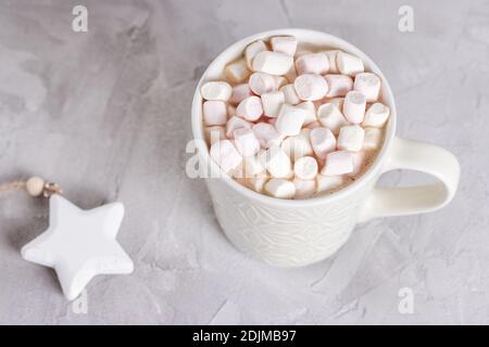 Tasse heißen Kakao und Marshmallows, grauer Hintergrund Stockfoto