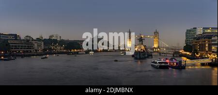 LONDON, Großbritannien - 31. MAI 2008: Panoramablick auf die Skyline entlang der Themse in Richtung Tower Bridge Stockfoto