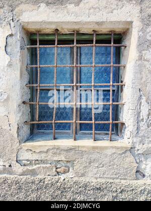 Altes verrosttes Fenstergitter auf verlassenen Gebäude in Eppan Die Weinstraße Stockfoto