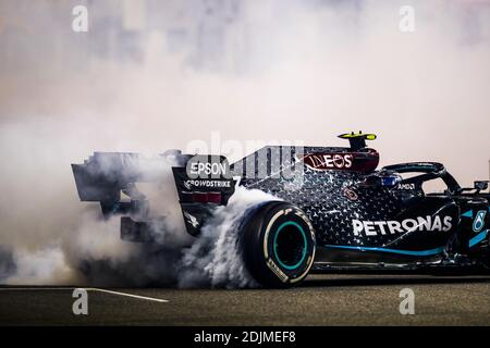 BOTTAS Valtteri (FIN), Mercedes AMG F1 GP W11 Hybrid EQ Power+, die am Ende des Rennens während der Formel 1 / LM einige Donuts machen Stockfoto