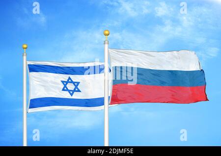 Israel und Russland zwei Flaggen auf Fahnenmasten und blau bewölkt Himmel Stockfoto