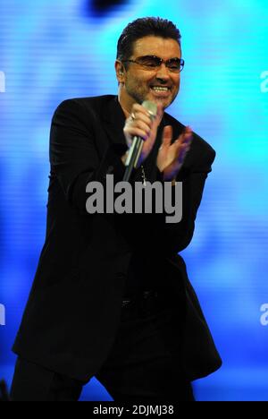 Datei Foto - Sänger George Michael tritt von seiner '25 LIVE Tour' im Madison Square Garden in New York City, USA am 23. Juli 2008 auf. Sänger George Michael ist im Alter von 53 Jahren bei ihm zu Hause gestorben. Der Star, der seine Karriere bei Wham! In den 1980er Jahren und erreicht massiven Erfolg als Solo-Performer, "starb friedlich" in Goring, Oxfordshire, sein Publizist sagte. Foto von Gregorio Binuya/ABACAPRESS.COM Stockfoto