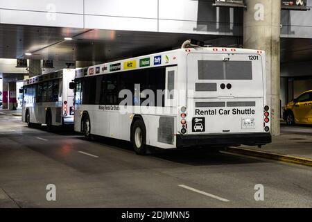 Ein weißer Midway Mietwagen Shuttle Bus am Midway International Airport. Diese Busse bieten kostenlosen Transport zu Mietwagen und eine günstige Garage. Stockfoto