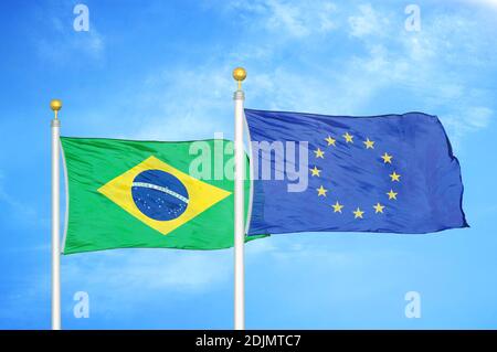 Brasilien und die Europäische Union zwei Flaggen auf Fahnenmasten und blau wolkiger Himmel Stockfoto
