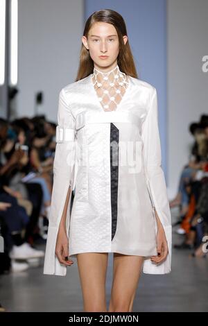 Ein Model geht auf der Yang Li Show im Rahmen der Paris Fashion Week Ready to Wear Frühjahr/Sommer 2017 am 30. september 2016 in Paris, Frankreich. Foto von Alain Gil Gonzalez /ABACAPRESS.COM Stockfoto