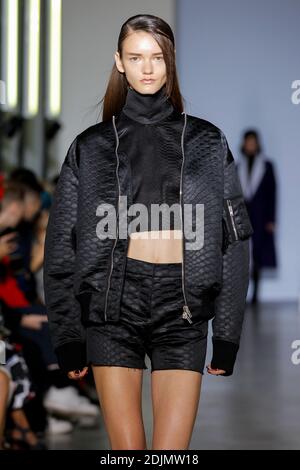 Ein Model geht auf der Yang Li Show im Rahmen der Paris Fashion Week Ready to Wear Frühjahr/Sommer 2017 am 30. september 2016 in Paris, Frankreich. Foto von Alain Gil Gonzalez /ABACAPRESS.COM Stockfoto